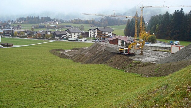 Immer wieder rücken Deponien nahe an Siedlungsgebiet heran, wie zum Beispiel hier in Reith im Alpbachtal. (Bild: LUA)