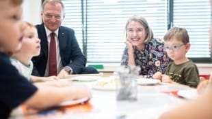Haberlander und Stelzer besuchten in Pasching eine Krabbelstube.