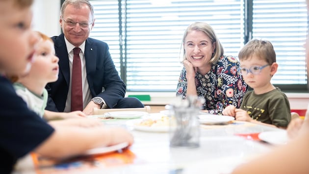 Haberlander und Stelzer besuchten in Pasching eine Krabbelstube. (Bild: Krone KREATIV/Land OÖ)