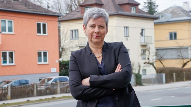 Salzburger Mieterschutzverband-Chefin Karin Edtbrustner spricht den Bewohnern Mut zu (Bild: Tschepp Markus)