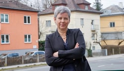 Salzburger Mieterschutzverband-Chefin Karin Edtbrustner spricht den Bewohnern Mut zu (Bild: Tschepp Markus)