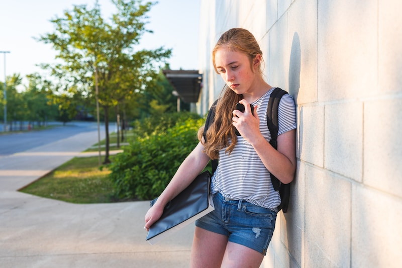 Die Schule führt bei immer mehr Kindern und Jugendlichen vermehrt zu psychischen Belastungen. Die Caritas bietet hierfür Anlaufstellen (Bild: Brian - stock.adobe.com)