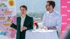 Landessprecherin Claudia Gamon und Johannes Gasser stellten ihre Ideen für die Zeit nach der Landtagswahl vor. (Bild: NEOS/Ben Hämmerle)