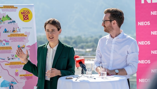 Landessprecherin Claudia Gamon und Johannes Gasser stellten ihre Ideen für die Zeit nach der Landtagswahl vor. (Bild: NEOS/Ben Hämmerle)