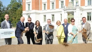 Spatenstich für die Landesausstellung 2026: Armin Laussegger, Konrad Kogler (Landesgesundheitsagentur), Paulus Hochgatterer, Regina Bauer, Landesrat Ludwig Schleritzko, Landeshauptfrau Johanna Mikl-Leitner, Christian Korbel (LK Mauer), Michaela Hinterholzer (Obfrau Moststraße) und Amstettens Bürgermeister Christian Haberhauer. (Bild: Crepaz Franz)