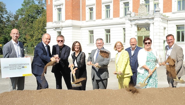 Spatenstich für die Landesausstellung 2026: Armin Laussegger, Konrad Kogler (Landesgesundheitsagentur), Paulus Hochgatterer, Regina Bauer, Landesrat Ludwig Schleritzko, Landeshauptfrau Johanna Mikl-Leitner, Christian Korbel (LK Mauer), Michaela Hinterholzer (Obfrau Moststraße) und Amstettens Bürgermeister Christian Haberhauer. (Bild: Crepaz Franz)