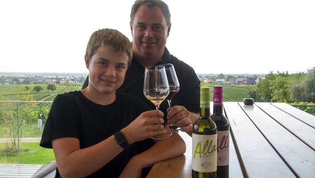 Michael Allacher from Gols with his son Tim. The two are proud of the winery's latest "child": alcohol-free wine in white and red. It is produced using a special process. (Bild: Charlotte Titz)