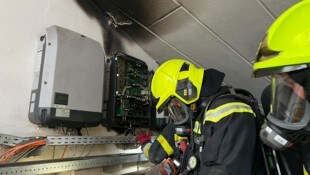 Mit Atemschutz, Drehleiter, Säge und Wärmebildkamera waren die Feuerwehren im Einsatz 