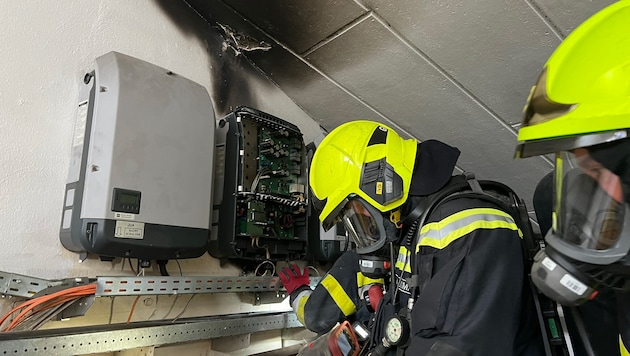 The firefighters were deployed with breathing apparatus, turntable ladders, saws and thermal imaging cameras (Bild: HFW feuerwehr-villach.at )