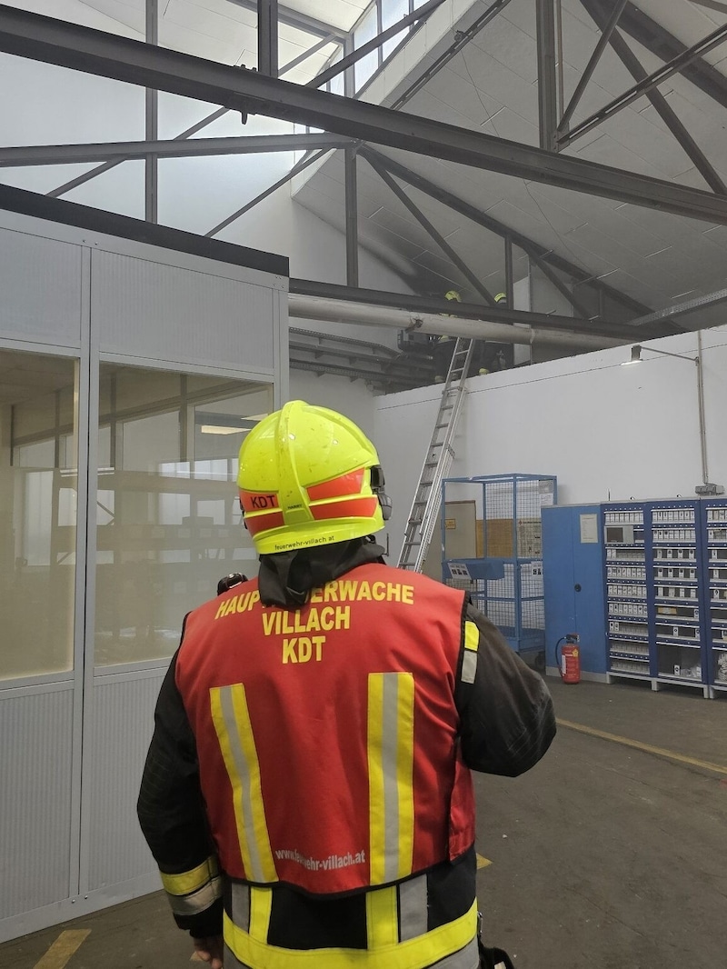 At the source of the fire under the roof, everything was carefully checked for any embers. (Bild: HFW feuerwehr-villach.at )