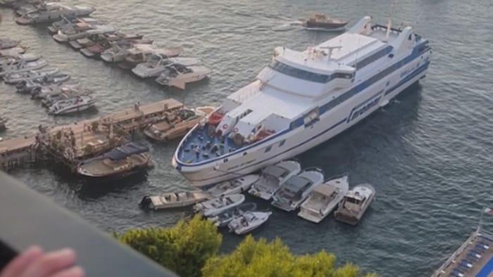 Groß gegen Klein: Die Fähre rammte gleich mehrere Boote, die im Hafen verankert waren.