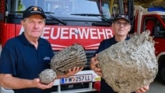 osef Mayr (li.) und Johann Klausberger von der FF Niederneukirchen entfernen teils riesige Wespennester (Bild: TEAM FOTOKERSCHI / KERSCHBAUMMAYR)