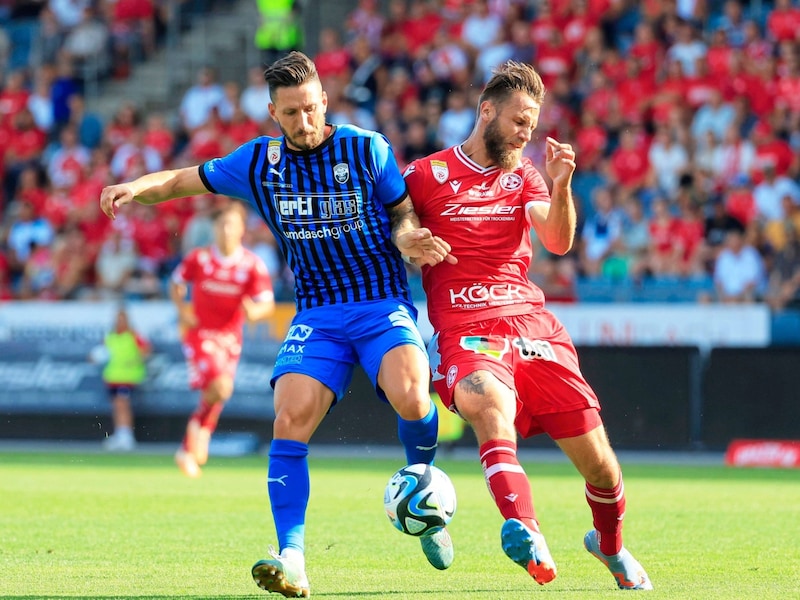 Last season in Amstetten kit against the eventual champions GAK and former colleague Maderner. (Bild: GEPA/GEPA pictures)