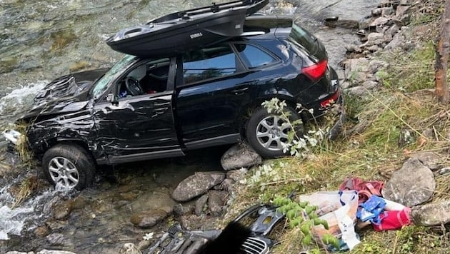 This car crashed off the main road into the Möll. (Bild: FF Heiligenblut)