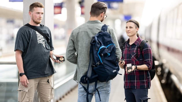 An den Grenzen wird stichprobenartig kontrolliert, im Bahnverkehr suchen Fahnder Schlepper und Schmuggler (Bild: Peter C. Mayr)