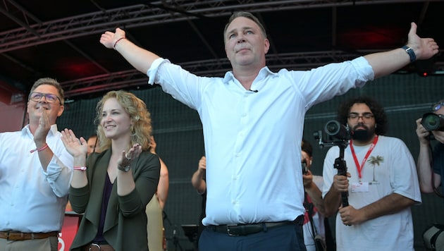 Andreas Babler sprach in Linz vor gut 1200 Genossen. (Bild: APA/ROLAND SCHLAGER)