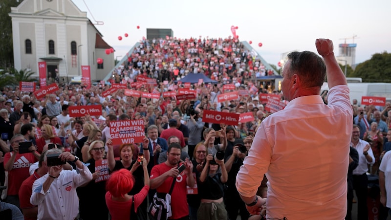 Babler's supporters showed themselves to be resistant to heat in Linz. (Bild: APA/ROLAND SCHLAGER)