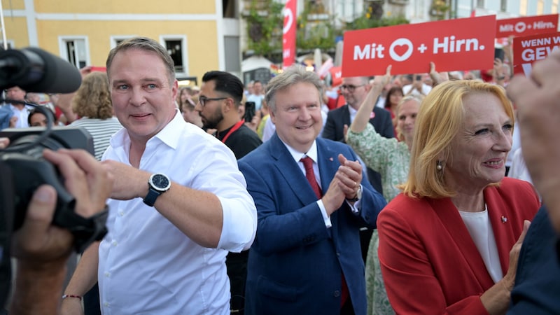 Wiens Bürgermeister Michael Ludwig und Doris Bures kamen aus Wien, um Babler fürs Finale zu stärken. (Bild: APA/ROLAND SCHLAGER)