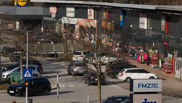 Der Betreiberfirma des Parkplatzes beim Einkaufszentrum in Bad Hall wird erneut Kunden-Abzocke vorgeworfen. (Bild: Hütmeyer Gerhard)