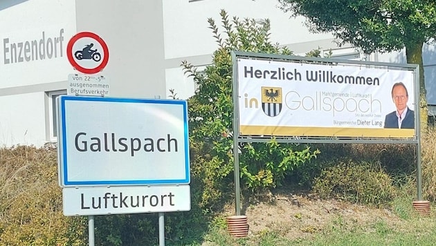 Wer in den Luftkurort Gallspach einfährt, wird seit Kurzem auch vom Bürgermeister begrüßt. (Bild: ZVG)