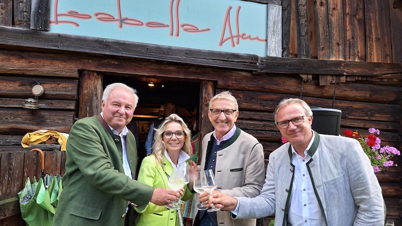 V. li.: der frühere LH Hermann Schützenhöfer, Valentina und Josef Herk (WKO) sowie Spar-Chef Christoph Holzer feierten den Genuss. (Bild: Christa Blümel)