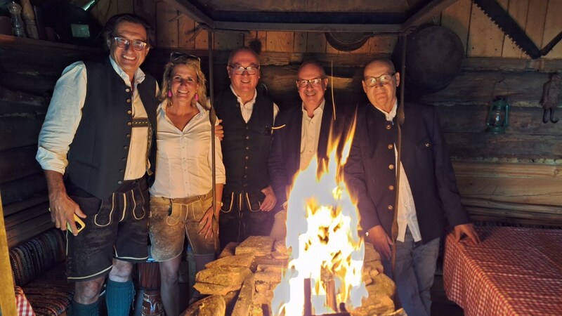 Wolfgang Köle (ärztlicher Direktor LKH), Militärkommandant Heinz Zöllner, Uniprofessor Günther Laufer (Herzchirurgie),  Psychiater Michael Lehofer (v. li.) in der legendären Rauchkuchl (Bild: Christa Blümel)