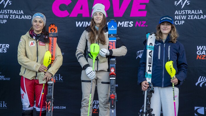 Franziska Gritsch (l.) musste sich in Coronet Peak nur Lokalmatadorin Piera Hudson (M.) ...