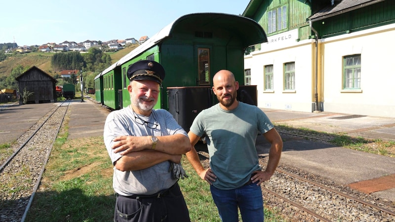 Sie investieren unzählige Arbeitsstunden und kämpfen für den Erhalt der Feistritztalbahn: Reinhard Kares, der für uns den Kessel befeuerte (li.), und Vereinsobmann Daniel Maier (re.) (Bild: Jauschowetz Christian/Christian Jauschowetz)