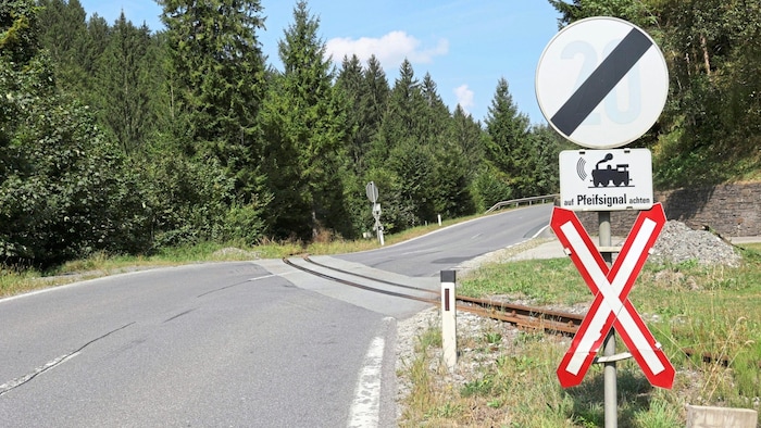 Die Bahntrasse führt stellenweise über die B 72.