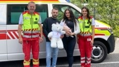 Mama Nejra (2. v. re. mit Baby Aleyna) und Papa Ajdin (2. v. li.) mit den Sanitätern Markus und Esra.  (Bild: Rotes Kreuz Salzburg)