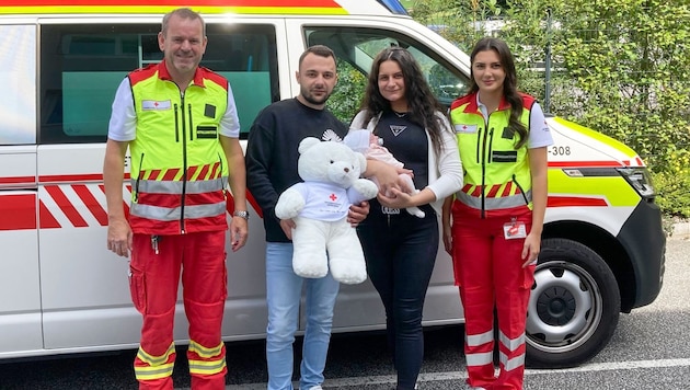 Mama Nejra (2. v. re. mit Baby Aleyna) und Papa Ajdin (2. v. li.) mit den Sanitätern Markus und Esra.  (Bild: Rotes Kreuz Salzburg)