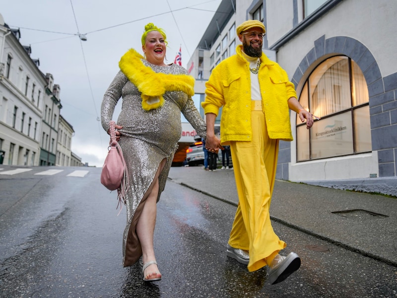 Margie Plus (left) on her way to the party. (Bild: picturedesk.com/Heiko Junge / NTB)