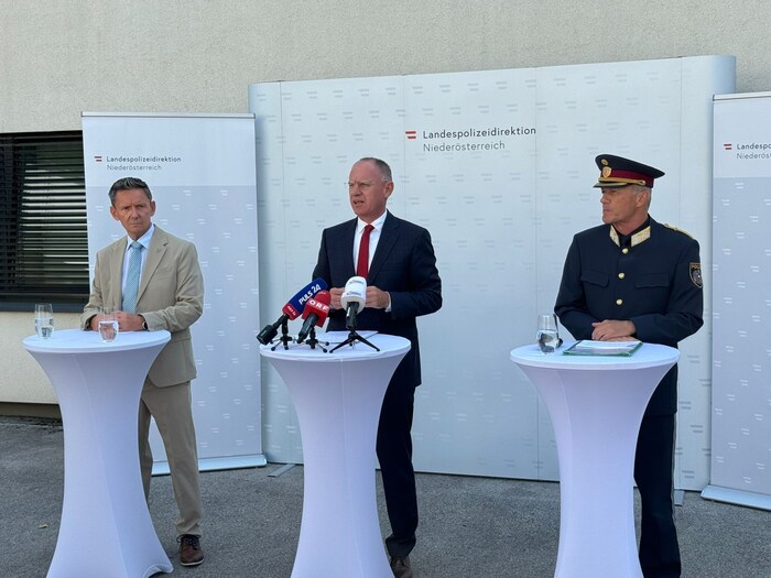 Pfandler, Karner, Popp bei der Pressekonferenz nach dem Fahndungserfolg