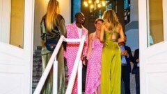 The bride and groom welcome their guests in a pink partner look. (Bild: picturedesk.com/Dutch Press Photo Agency / Action Press / picturedesk.com)