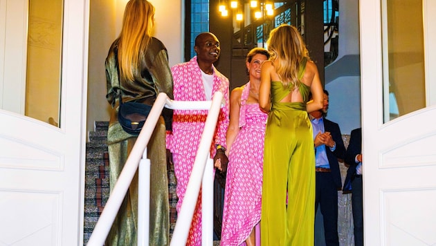 The bride and groom welcome their guests in a pink partner look. (Bild: picturedesk.com/Dutch Press Photo Agency / Action Press / picturedesk.com)