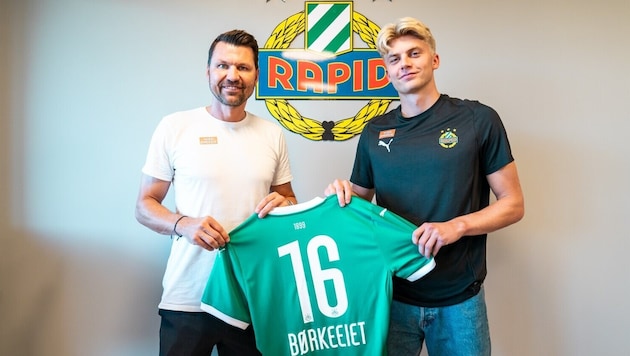 Tobias Börkeeiet (rechts) wurde offiziell vorgestellt.  (Bild: Daniel Widner/SK Rapid)