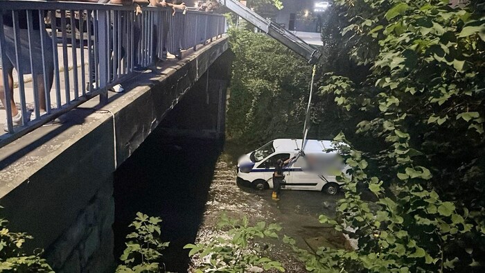Mit einem Kran wurde der Transporter aus dem Wasser gehoben.