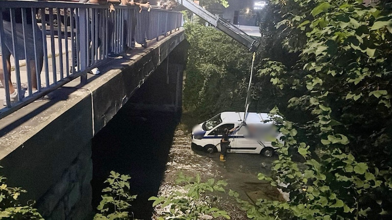 Mit einem Kran wurde der Transporter aus dem Wasser gehoben. (Bild: ZOOM Tirol/Krone KREATIV)