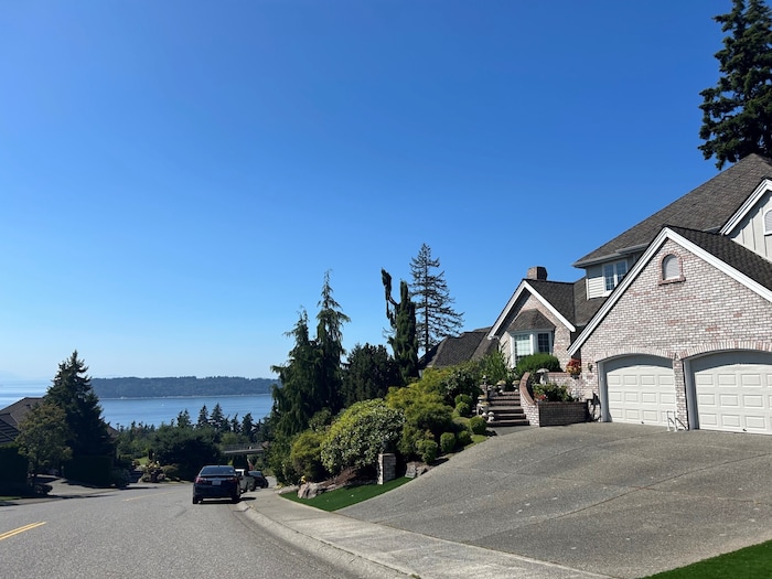 Wohnstraße in Mukilteo mit Blick auf das Meer. 