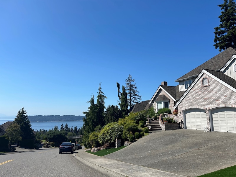 Wohnstraße in Mukilteo mit Blick auf das Meer.  (Bild: Katharina Pirker)