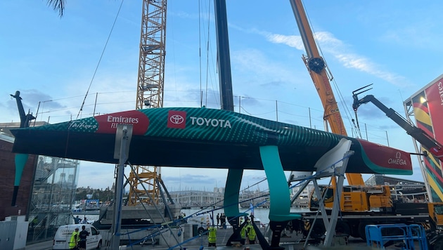 The "Taihoro" was damaged in a crane accident. (Bild: AP ( via APA) Austria Presse Agentur/ASSOCIATED PRESS)