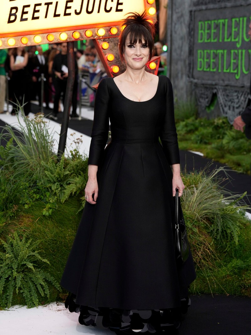 Winona Ryder bei der Premiere ihres neuen Films „Beetlejuice Beetlejuice“ in London (Bild: AP ( via APA) Austria Presse Agentur/Photo by Scott Garfitt/Invision)