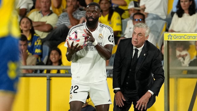 Carlo Ancelotti (right) hears the alarm bells ringing at Real. (Bild: AFP/APA/Cesar Manso)