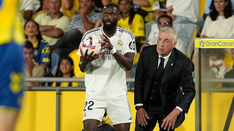 Carlo Ancelotti (rechts) hört bei Real die Alarmglocken schrillen. (Bild: AFP/APA/Cesar Manso)