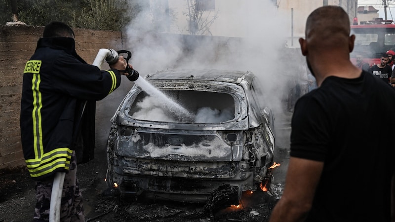 Das Auto wurde nach dem Drohnenangriff gelöscht. (Bild: AFP/Ronaldo Schemidt)