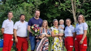 Die junge Familie und die Einsatzkräfte des Roten Kreuz (Bild: Rotes Kreuz Graz-Umgebung)