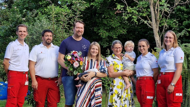 Die junge Familie und die Einsatzkräfte des Roten Kreuz (Bild: Rotes Kreuz Graz-Umgebung)