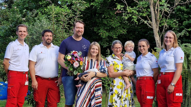 Gernot Vorraber (Rotes Kreuz Graz-Umgebung), Florian Ofner (Rettungsleitstelle Steiermark), Nils Lietzow-Wellenhof, Anna Lietzow-Wellenhof mit dem kleinen Oskar und dem Baby Mathilda, Astrid Hofmann-Wellenhof, Felizitas Hermann (Rotes Kreuz Graz-Umgebung), Maria Prietl (Rotes Kreuz Graz-Umgebung) (Bild: Rotes Kreuz Graz-Umgebung)