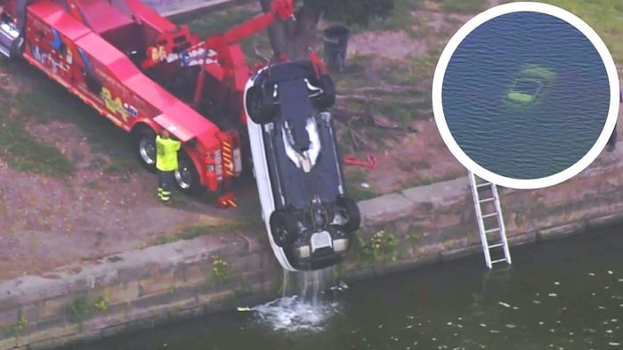 Der Wagen wurde mit schwerem Gerät aus dem Fluss gehoben.