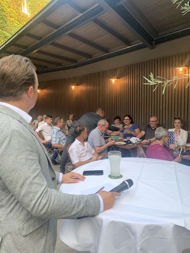 Landesrat Karlheinz Kornhäusl ging ausführlich auf die zahlreichen Fragen der Besucher ein. (Bild: zVg)